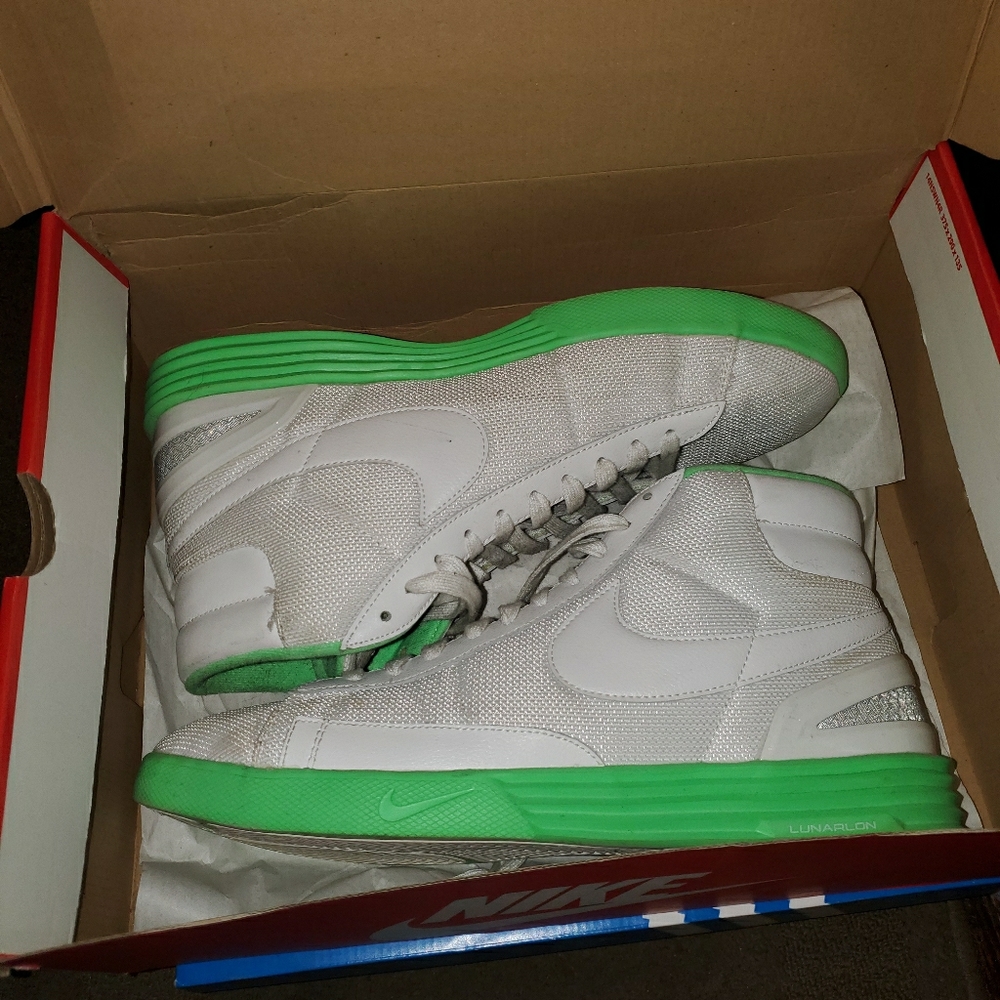 Size 13 White and Neon Green Nike Kwazi